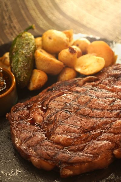 Cortes de carne preparados en El Fogón del Che, restaurante en Oceanía CDMX.