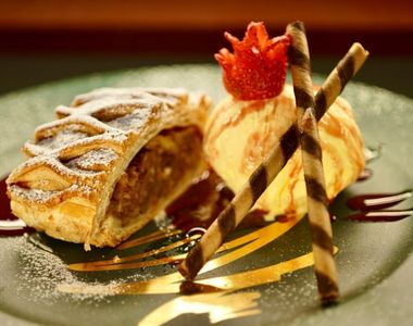 Postre artesanal de hojaldre con helado y salsa de chocolate en El Fogón del Che Oceanía
