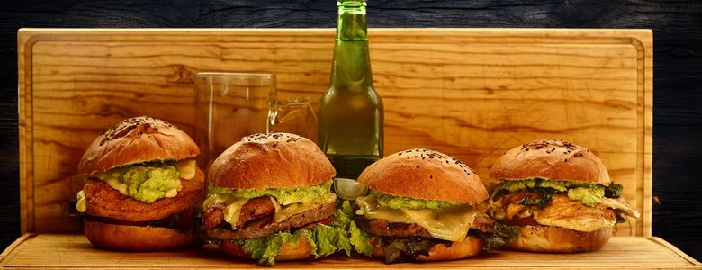 Hamburguesas artesanales a la parrilla en El Fogón del Che Oceanía